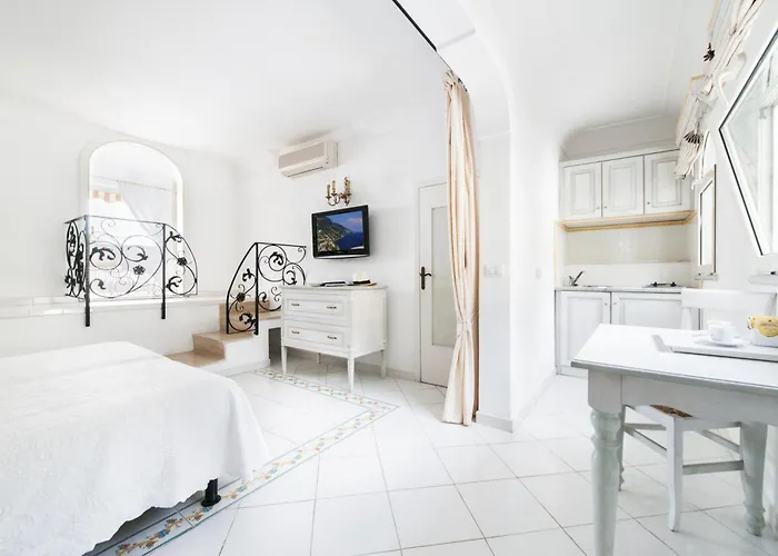 Flavio Gioia Aparthotel 4*